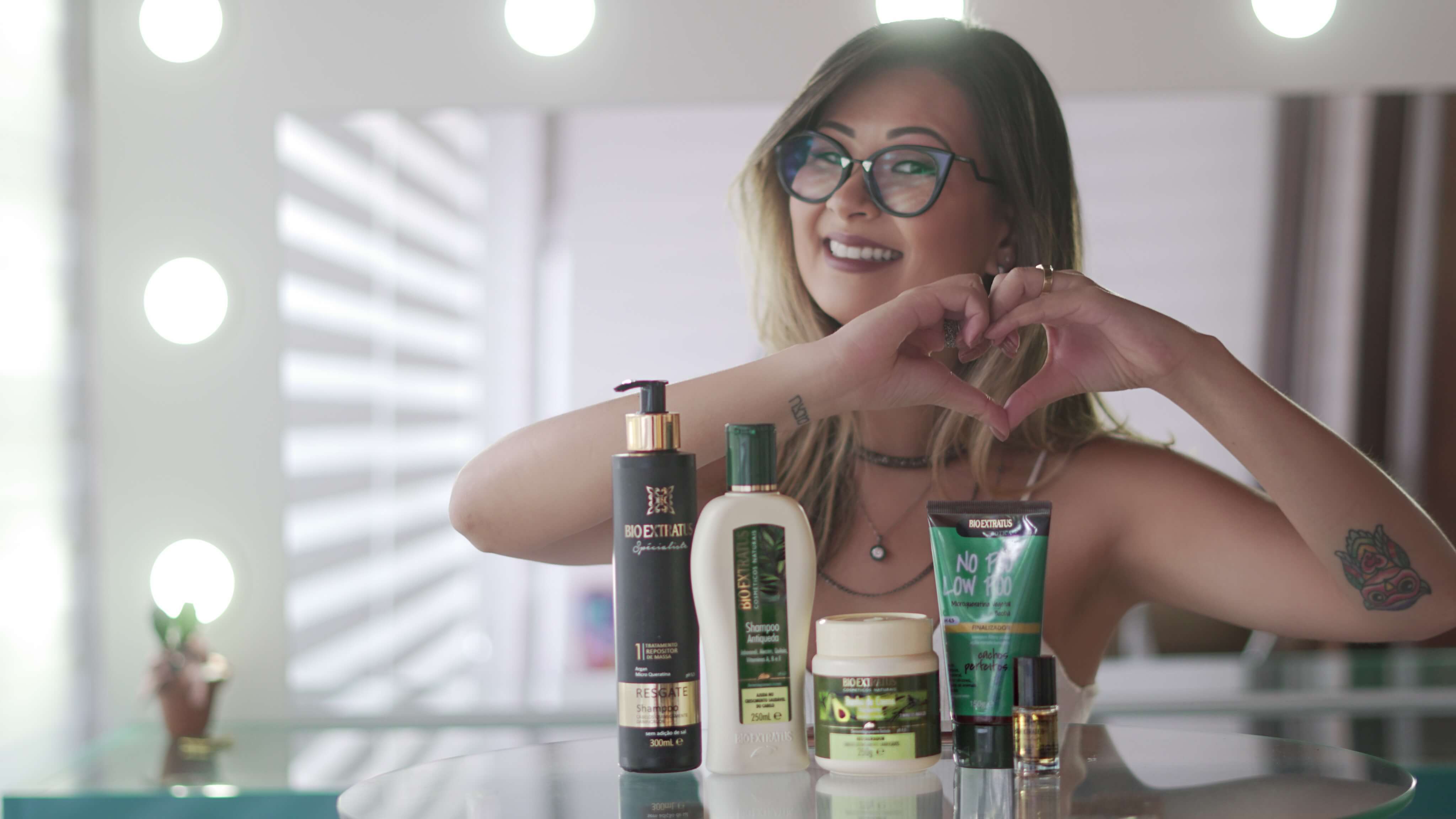 CÓMO CUIDAR DEL CABELLO CON LA RAIZ GRASA Y LAS PUNTAS SECAS - Bio Extratus Cosméticos Naturales
